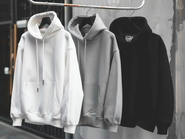 una sudadera blanca con una sudadera negra en ella