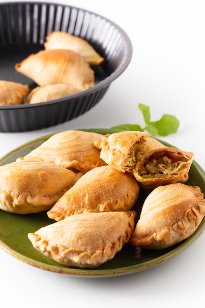 Sudeste da ásia origem comida conceito frango caseiro curry puffs