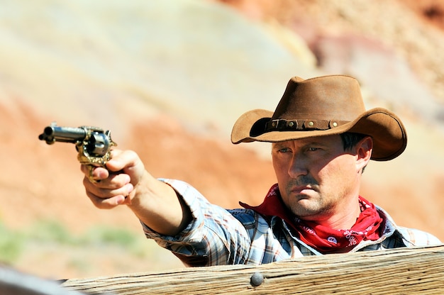 Foto sudoeste - o cowboy leva um tempo para descansar e refletir.