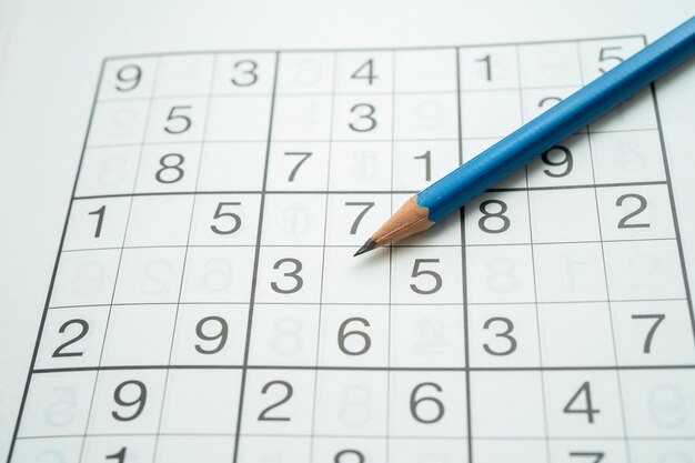 Sudoku-Puzzlespiel, um Ihr Gehirn für die Entwicklung der Alzheimer-Krankheit bei älteren Patienten jünger zu halten