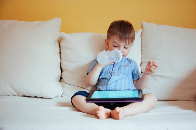 Süchtig machende Technologie-Lebensstile für Kinder in Quarantäne zu Hause.