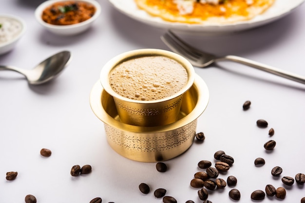 Südindischer Filterkaffee, serviert in einer traditionellen Messing- oder Edelstahltasse