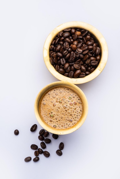 Südindischer Filterkaffee, serviert in einer traditionellen Messing- oder Edelstahltasse