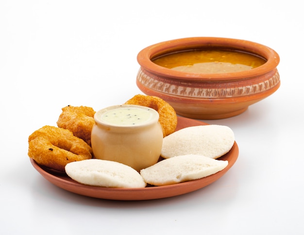 Südindisches volksfrühstück idli, vada, sambar oder chutney