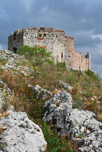 Südmähren Palava Weinregion in der Tschechischen Republik Ruinen einer alten Burg Burg Devickydivci