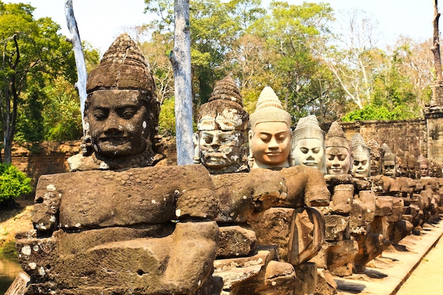 Südtor zu Angkor Thom in Kambodscha wird mit Kriegern und Dämonen gezeichnet