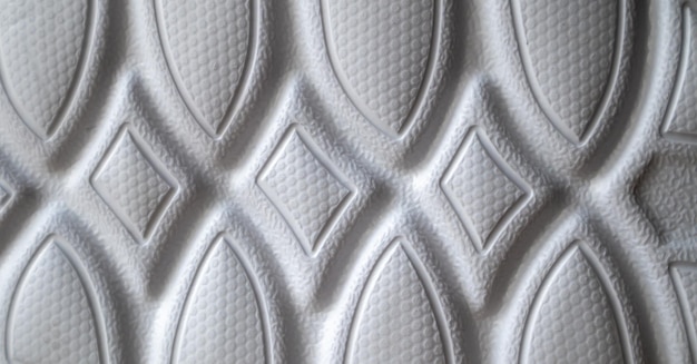 La suela de las nuevas zapatillas blancas. Suela de goma para calzado de hombre. Suela para calzado deportivo y para caminar. La textura del material de los zapatos deportivos.