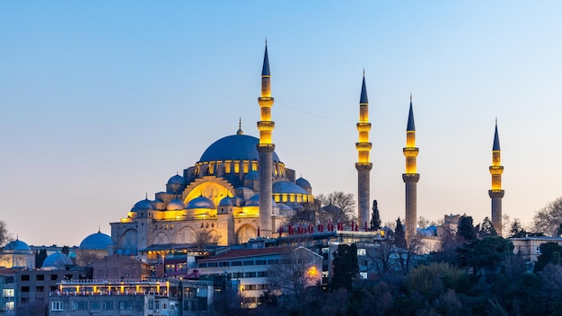 Süleymaniye-Moschee im Stadtteil Sultanahmet Altstadt von Istanbul Türkei Sonnenuntergang in Istanbul Türkei mit Süleymaniye-Moschee Schöne sonnige Aussicht auf Istanbul mit alten Moschee in Istanbul Turkiye