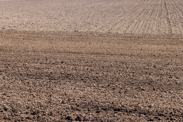 Suelo arado en un campo agrícola durante la labranza