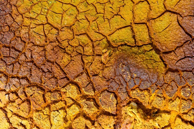 El suelo arcilloso agrietado por el sol en rio tinto