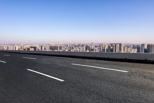 Suelo de carretera y paisaje de arquitectura urbana.