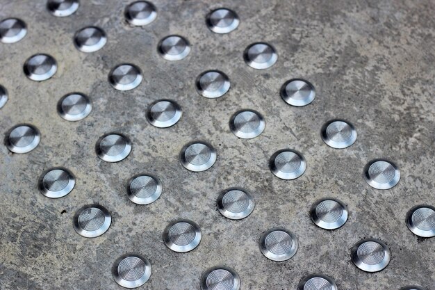 Suelo de cemento con indicadores táctiles de la superficie del suelo