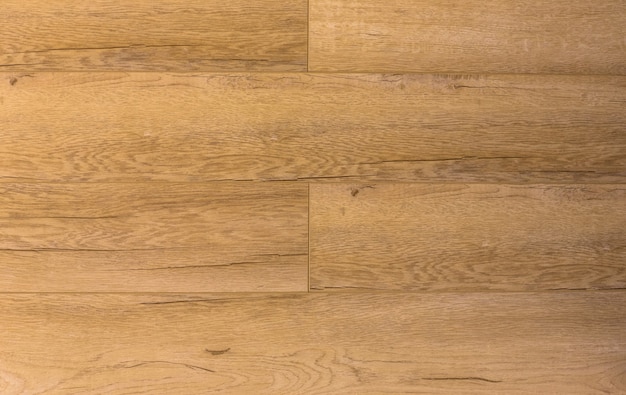 suelo laminado con patrón de madera marrón