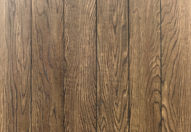 suelo laminado con patrón de madera marrón