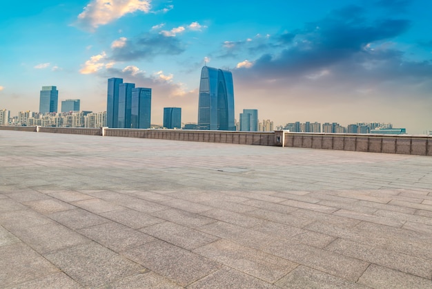 El suelo de mármol vacío y la ciudad de Suzhou.