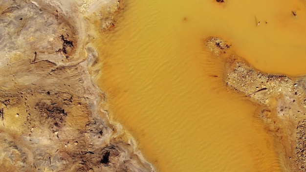 Foto el suelo naranja está contaminado con metales pesados de una planta industrial contaminación química de los desechos tóxicos del suelo