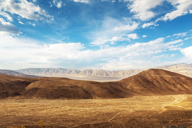 Foto suelo seco y areniscas, parque nacional death valley