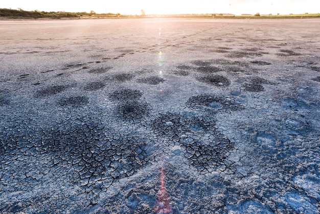 Suelo seco roto en una laguna pampeana provincia de La Pampa Patagonia Argentina