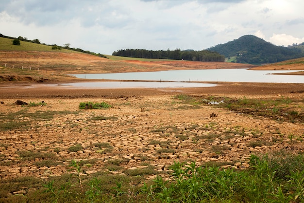 Suelo de sequía en presa cantareira brasileña