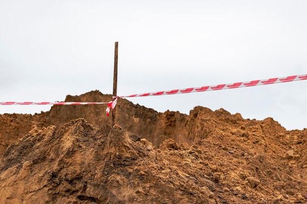 Suelo en la tierra como textura y fondo Advertencia o cinta protectora en un sitio de construcción