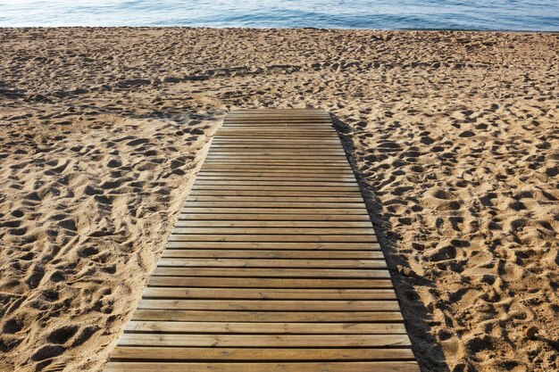 Foto suelos de madera en la playa junto al mar