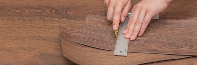 Suelos de vinilo de bricolaje. Fácil instalación y corte con un cuchillo, Master corta la plancha de vinilo antes de la instalación, suelo radiante marrón. Copia espacio