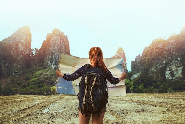 El sueño asiático del viaje de la mujer se relaja Los viajeros femeninos viajan navegación de mapa de montaña naturaleza