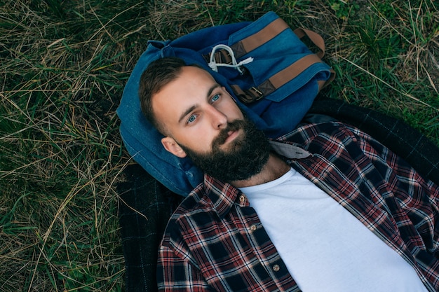 Sueño de hombre barbudo hipster en bosque