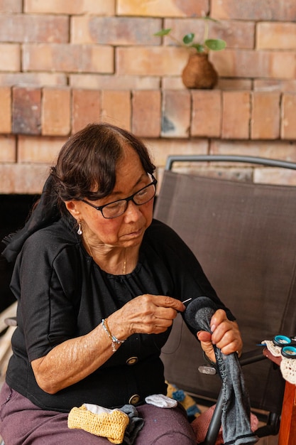 Foto los sueños de hilo de las mujeres asiáticas mayores escapan creativamente