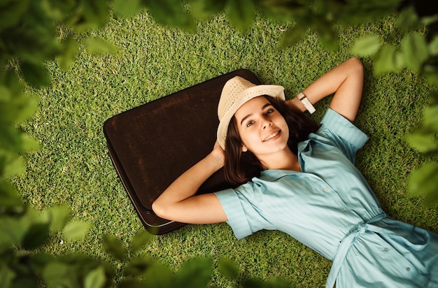 Sueños de mujer joven con un viaje futuro.