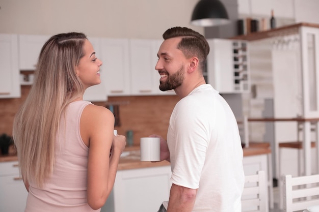 Sueños de una pareja joven de pie en su cocina