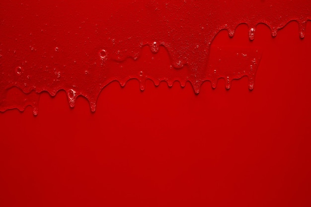 El suero de gel líquido en crema fluye por la textura de plata roja