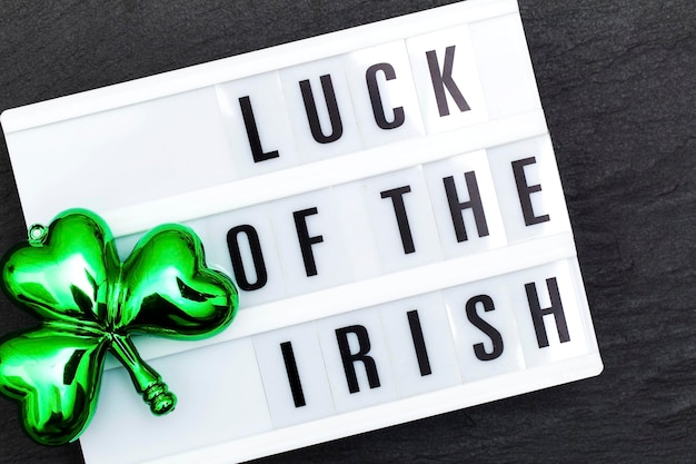 Suerte del mensaje de la caja de luz de St Patrick irlandés con decoraciones verdes