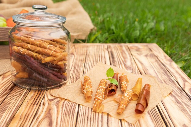 Süß pürierte fruchtpastille. natürliche süßigkeiten aus getrockneten beeren und früchten.