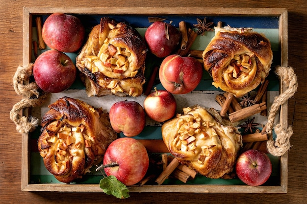 Süße Apfel-Zimt-Brötchen. Traditionelle Hausbäckerei