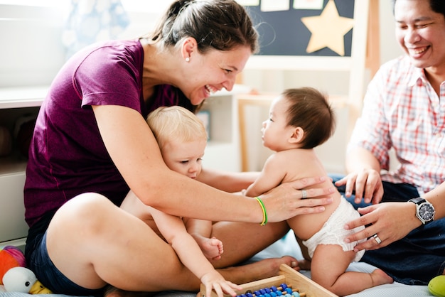 Süße Babys mit ihren Eltern