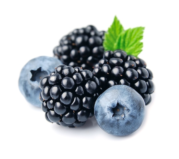 Süße Beerenmischung isoliert. Reife Brombeeren und Blaubeeren.