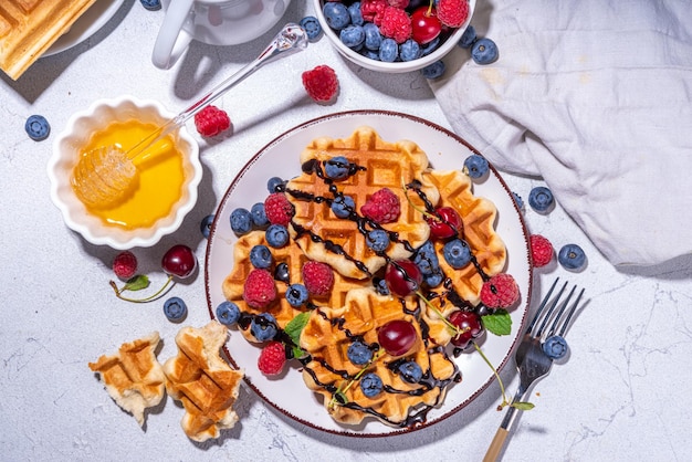 Süße belgische Waffeln mit Beeren