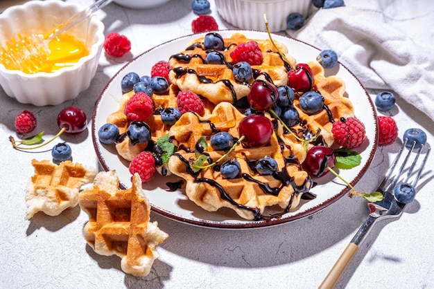 Süße belgische Waffeln mit Beeren