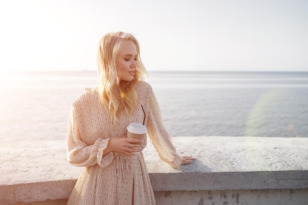 süße blonde Frau mit Kaffee