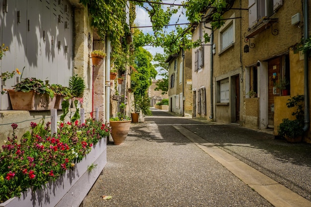 Süße, blumige und enge Gassen des kleinen Dorfes Lectoure in Südfrankreich (Gers)