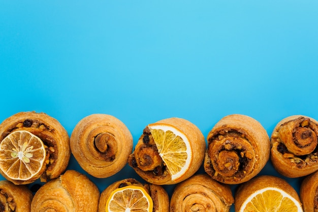 Süße Brötchen auf einem blauen Hintergrund kopieren Raum flach