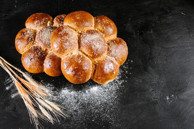 Süße Brötchen auf schwarzem Holzhintergrund