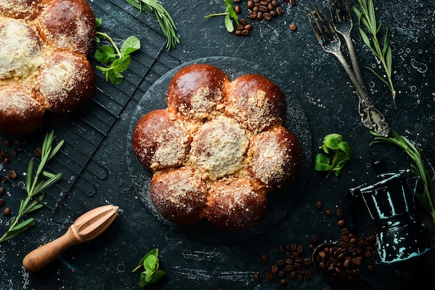 Süße Brötchen gebacken in einer Blume Süße Backwaren und Nachtisch Ansicht von oben