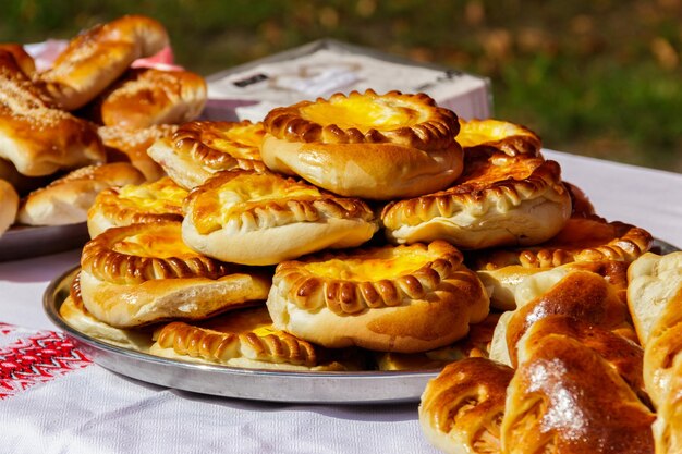 Süße Brötchen in einem Tablett auf dem Tisch