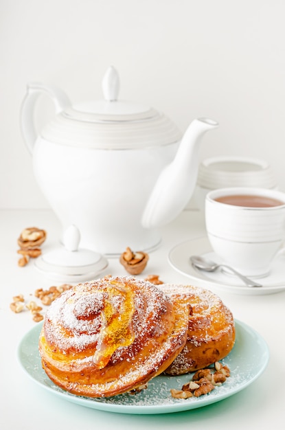 Süße Brötchen mit Honig, Walnüssen und Kokosraspeln auf weißem Hintergrund.