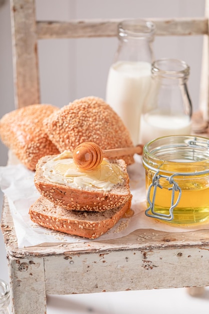 Süße Brötchen mit Honig zum Frühstück auf dem Bauernhof