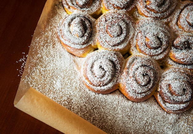 Foto süße brötchen mit puderzucker auf papier small dof