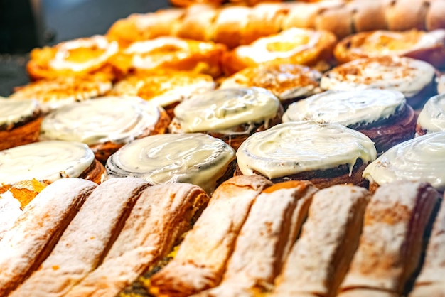 Süße Brötchen mit Sahne und Zuckerspitzen auf dem Display