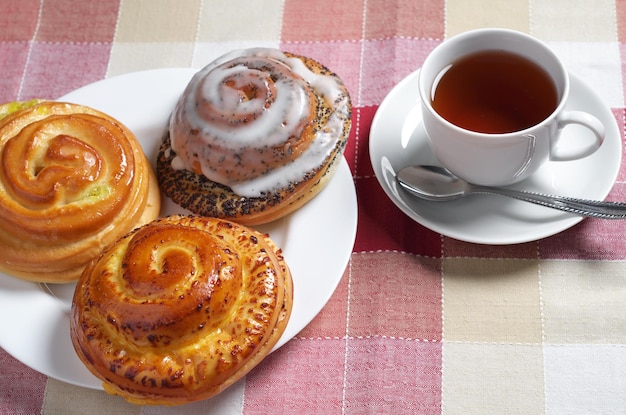 Süße Brötchen und Tee